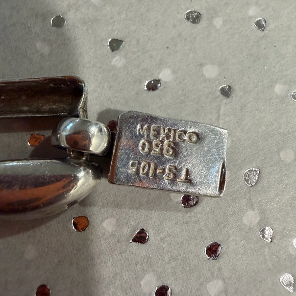 Classic Silver-Link Bracelet with Black Oval Accents - Picture 4 of 4